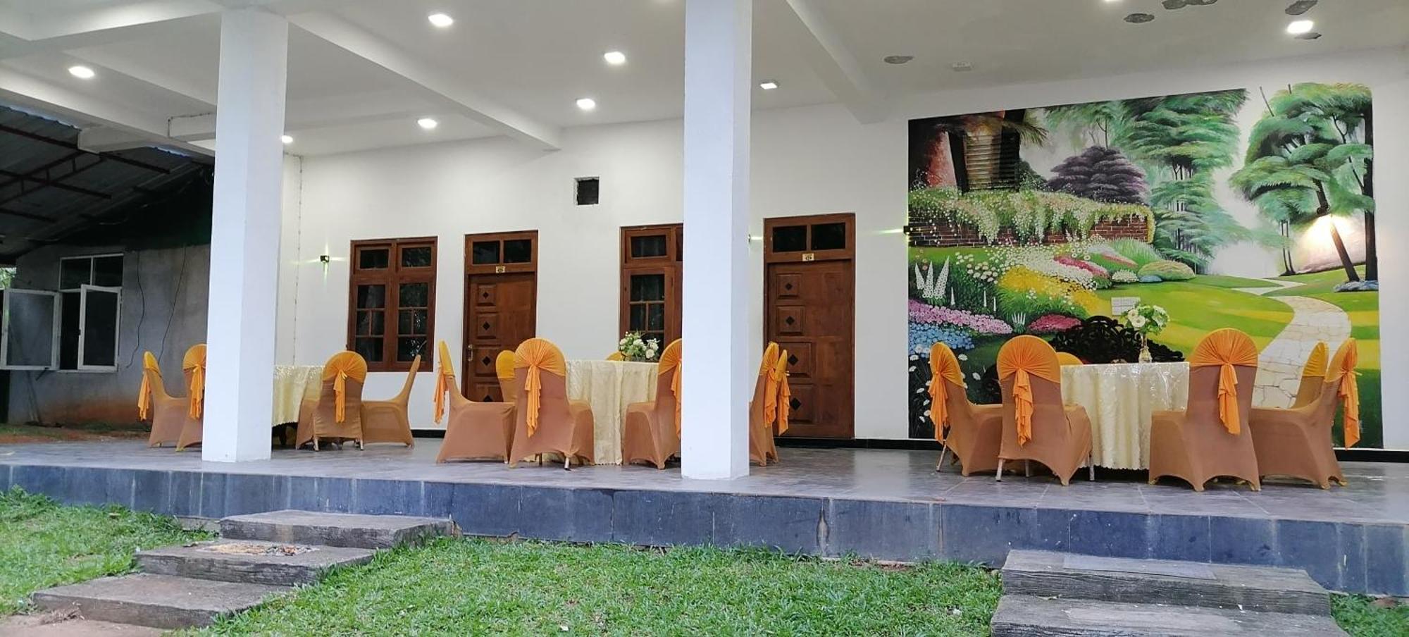 Avanya Hotel And Reception Hall Angunakolapelessa Exteriér fotografie